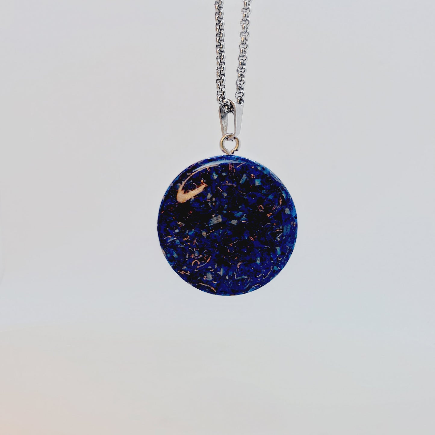 Lapislázuli: orgonita para claridad espiritual, concentración y autoconocimiento